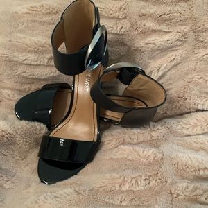 Black sandal w/buckle strap